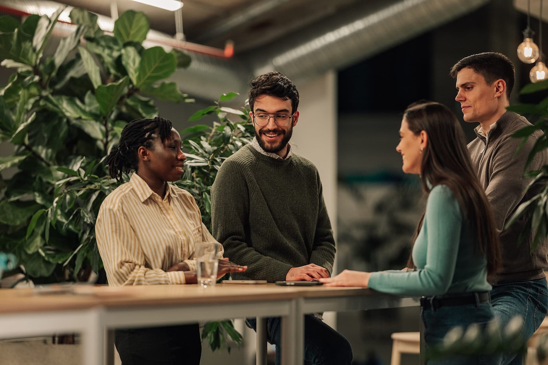 Besprechung in einem begrünten Büro