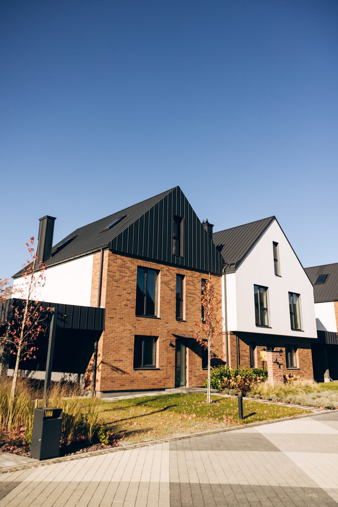 Zufriedene Eigentümer vor ihrem Klinkerhaus